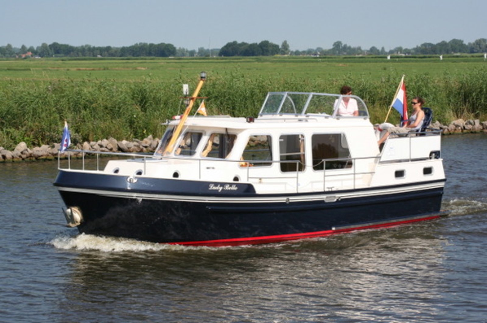 Federaal streng Bedelen Motorboot 'Lady Belle' voor 2 - 5 personen huren in Friesland | Nautica  Yachtcharter Sneek